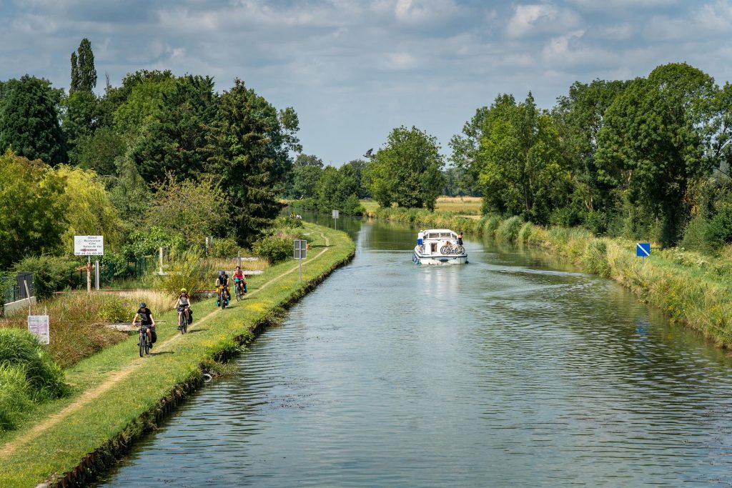 Destination Grand Sancerrois © Philippe ARMANET - Cyclistes et bateau en bord de canalcompress