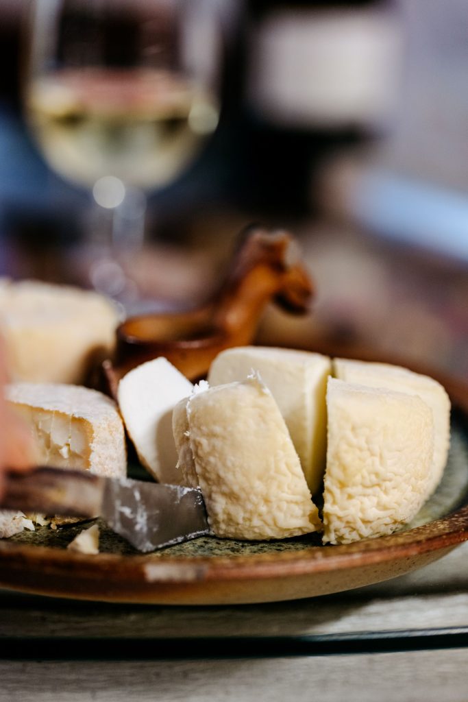 batch_Crottin de Chavignol + verre de vin blanc en fond ©Cindy Ragobert