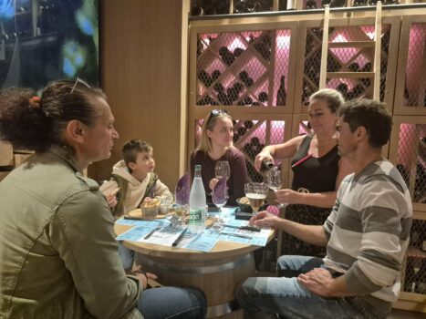 Hotel_restaurant_Le_Rempart_Sancerre_bar a vin amis salon